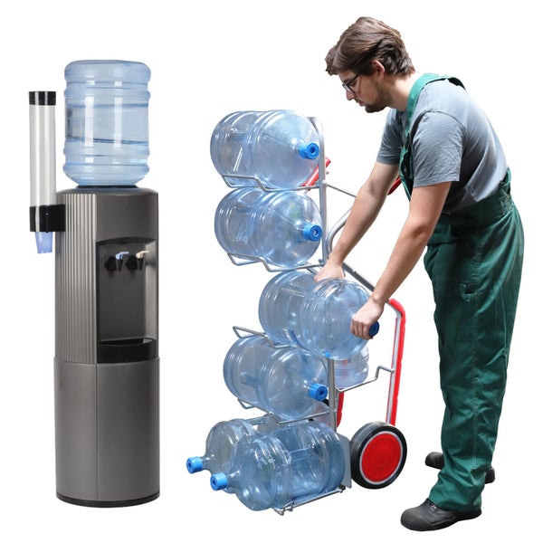 Wasserspender mit Becherspender neben einer Sackkarre für Wasserflaschen, die von einer Person in Arbeitskleidung beladen wird.