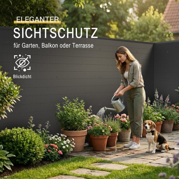 Blickdichter Sichtschutz in Dunkelgrau für Garten, Balkon oder Terrasse mit einer Frau beim Pflanzengießen und einem Beagle.