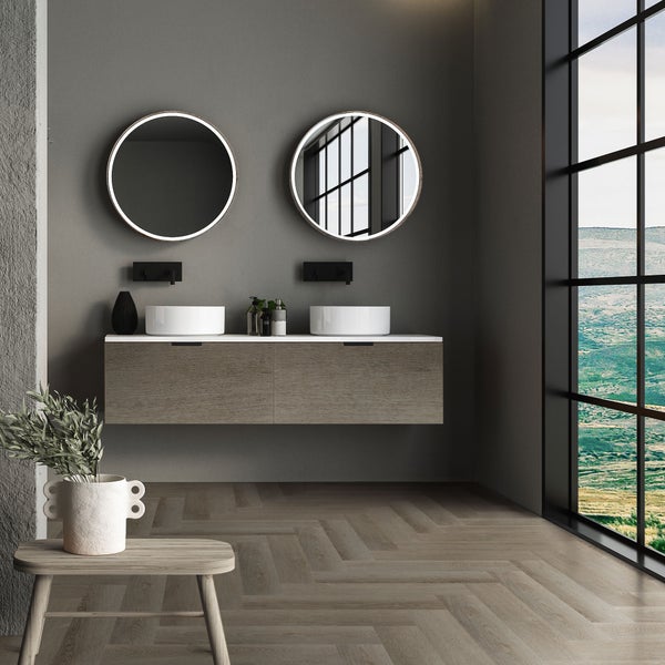 Modernes Badezimmer mit Doppelwaschtisch, zwei runden LED Spiegeln und Holzboden in einem geräumigen Raum mit bodentiefen Fenstern.