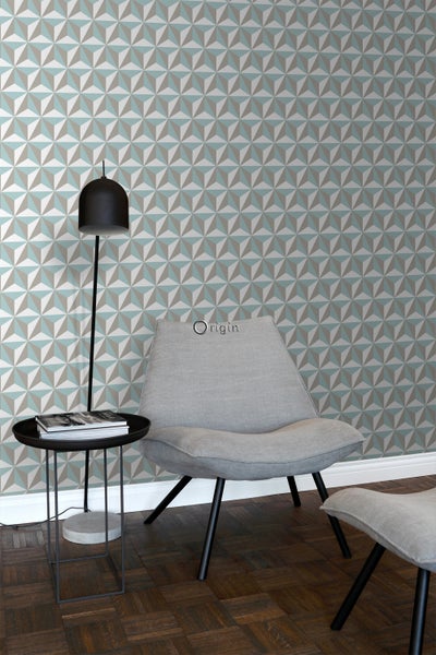 Szene mit geometrischer Tapete, Stuhl, Beistelltisch und Stehlampe