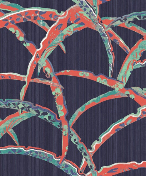 Drei Pendelleuchten mit klaren Glasschirmen und goldenen Akzenten über einem Regal.