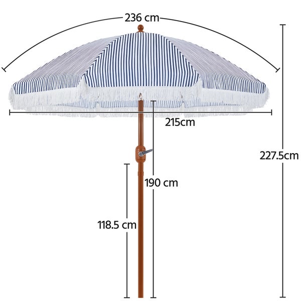 Abmessungen eines gestreiften Sonnenschirms mit braunem Ständer.