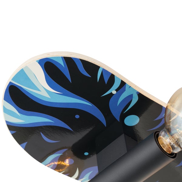 Detailaufnahme einer Skateboard Deckenleuchte mit blauem Flammenmuster, schwarzer Lampenfassung und einem Leuchtmittel aus Glas.