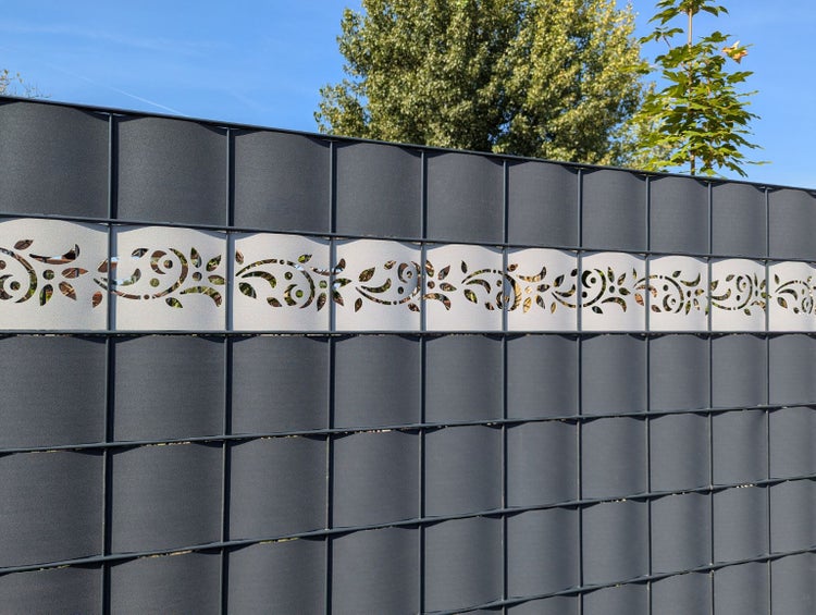 Sichtschutzzaun mit floralem Dekor