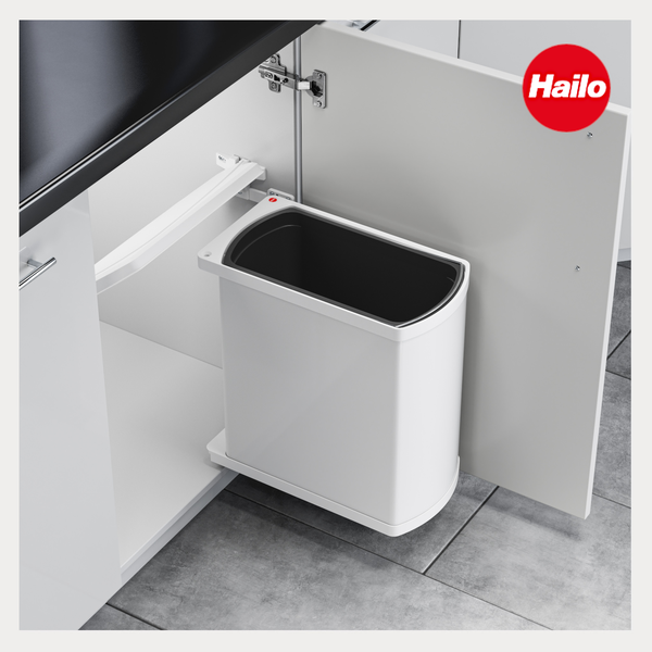 Hailo Einbau-Abfallsammler an der Innenseite einer Küchenschranktür montiert. Hailo Logo.