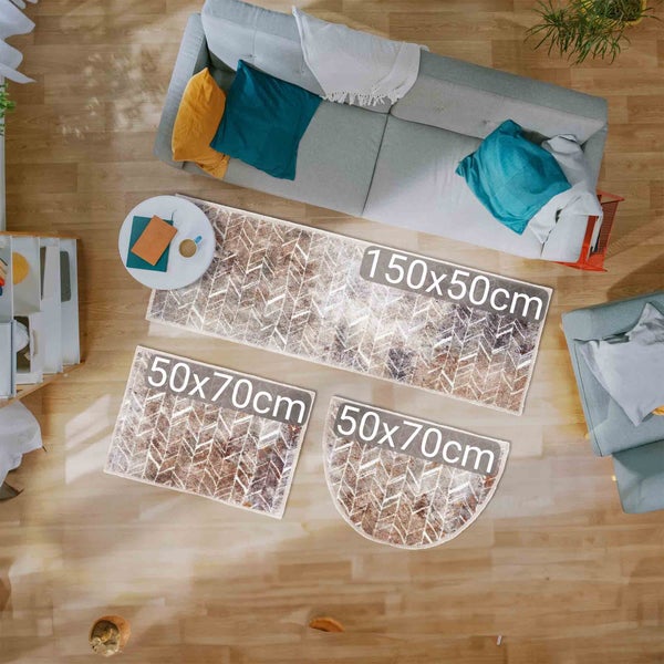 Drei Teppiche mit geometrischem Muster in verschiedenen Formen und Größen liegen auf einem Holzboden.