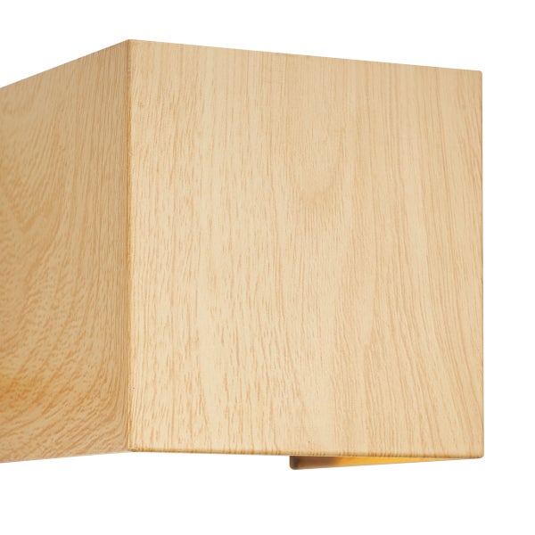Quadratische Wandleuchte aus hellem Holz mit natürlicher Maserung in Würfelform.