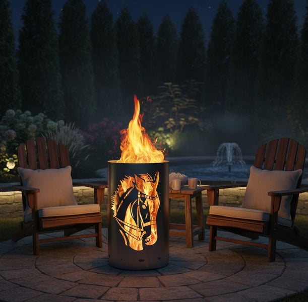 Gartenszene mit Feuerstelle mit Pferdekopfausschnitt, zwei Stühlen und einem Beistelltisch