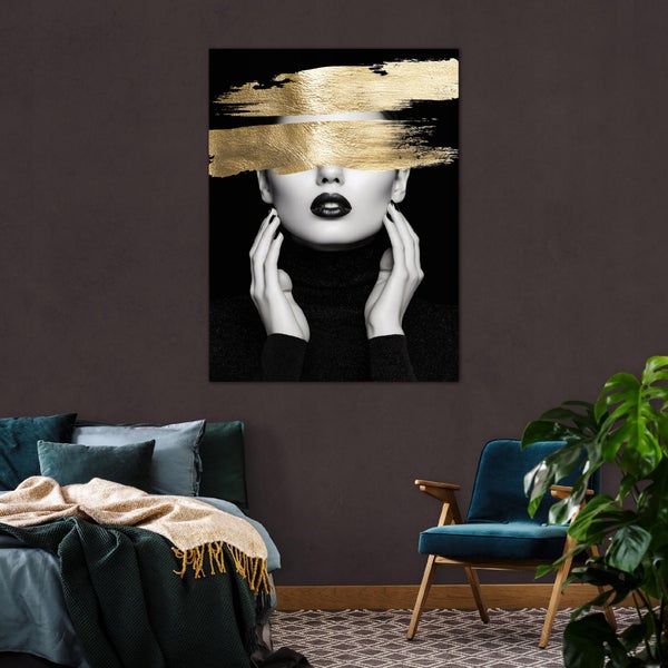 Wandbild mit Porträt einer Frau mit goldenem Pinselstrich über den Augen im Schlafzimmer mit Bett und Sessel.