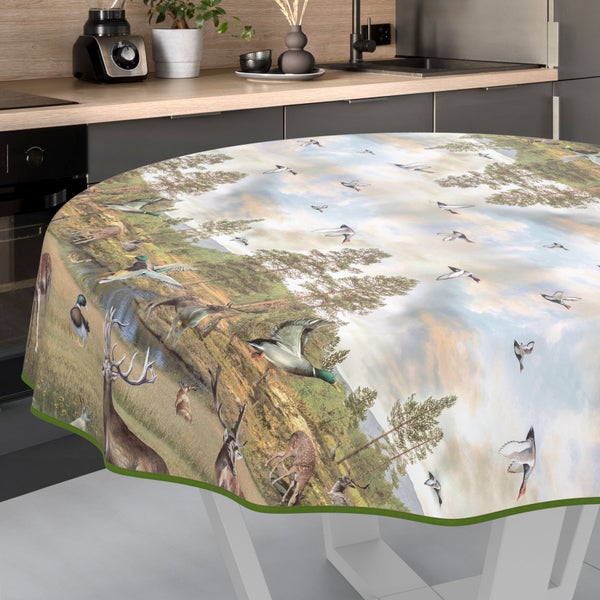 Runde Tischdecke mit Wald- und Tiermotiv auf einem Tisch in einer Küche