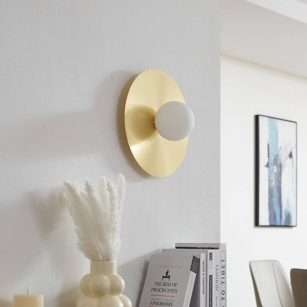 Wandleuchte mit runder Messingplatte und weißer Kugel