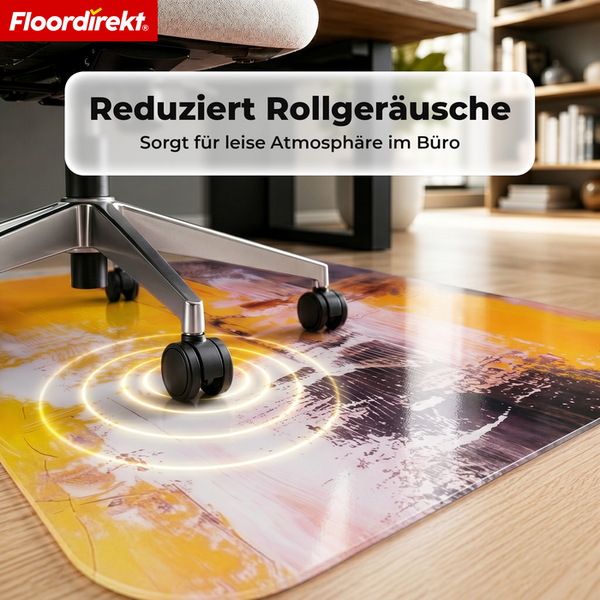 Bodenschutzmatte mit abstraktem Muster unter Bürostuhl reduziert Rollgeräusche für eine ruhige Arbeitsatmosphäre. Floordirekt Logo.
