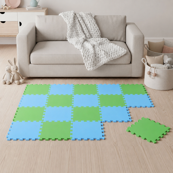 Bunte Schaumstoff Puzzlematte für Kinder auf Holzboden im Wohnzimmer vor einem Sofa mit Kuscheldecke und Spielzeugkörben.