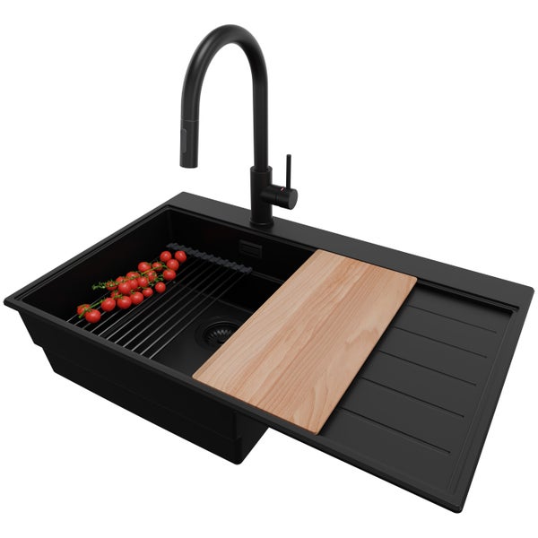 Schwarze Küchenspüle mit Abtropffläche, Schneidebrett, Abtropfgitter und Tomaten