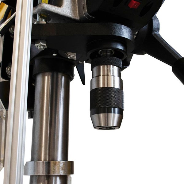 Detailaufnahme einer Standbohrmaschine mit Bohrfutter