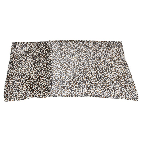 Eine weiche Wohndecke mit Leopardenmuster für Wohnzimmer oder Schlafzimmer.