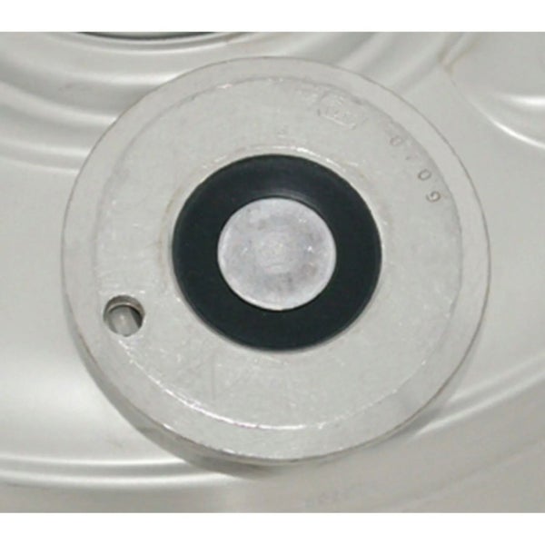 Runder Metallflansch mit Dichtung und Bohrung zur Befestigung.