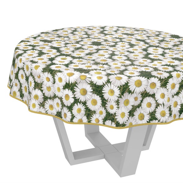 Runde Tischdecke mit Gänseblümchenmuster auf einem Tisch