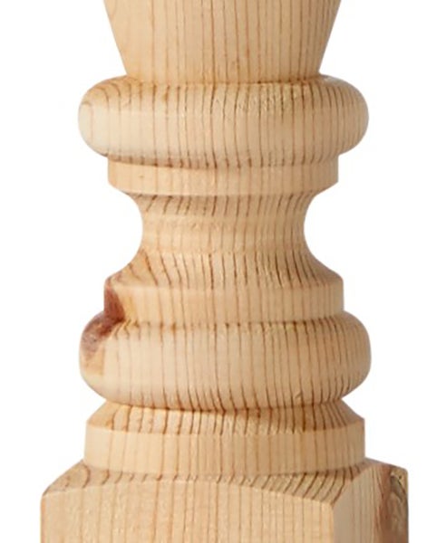 Detailansicht eines gedrechselten Holzpfostens oder Tischbeins aus unbehandeltem Kiefernholz mit sichtbarer Holzmaserung.