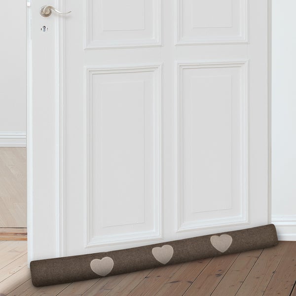 Zugluftstopper vor einer Tür mit Herzmotiven