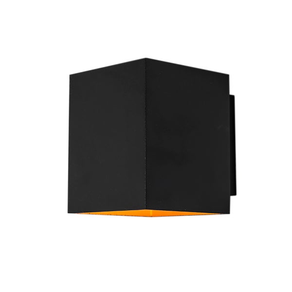 Detailaufnahme einer schwarzen Wandleuchte mit Lichtaustritt