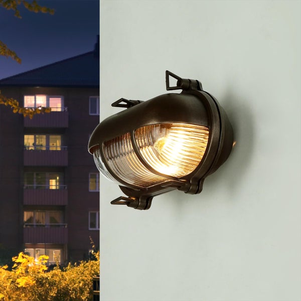 Außenwandleuchte mit gewölbtem Glas montiert an einer Hauswand