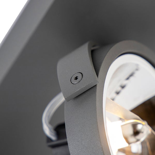 Detailansicht einer grauen Außenleuchte mit Schraubbefestigung