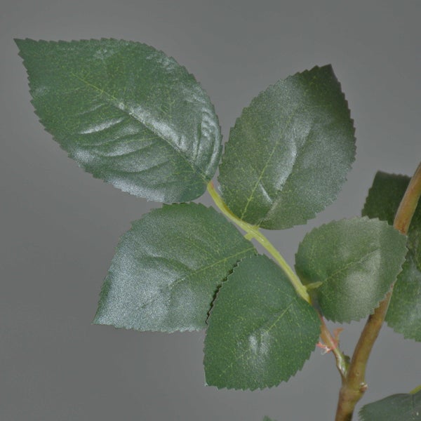Künstliche weiße Rose mit Stiel und grünen Blättern.