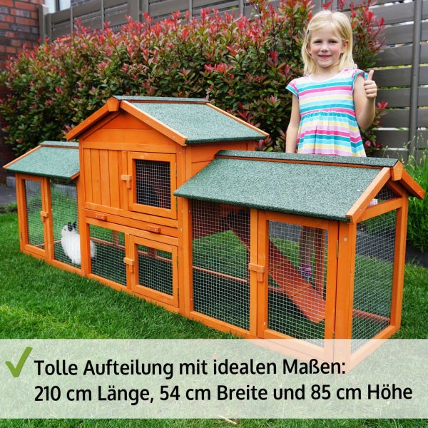 Holz-Kleintierstall mit Freilaufgehege, weißem Kaninchen und Kind im Garten, 210 Zentimeter Länge, 54 Zentimeter Breite und 85 Zentimeter Höhe.