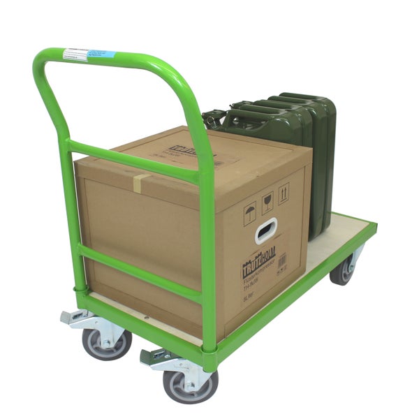 Grüner Plattformwagen mit Karton und Kanistern