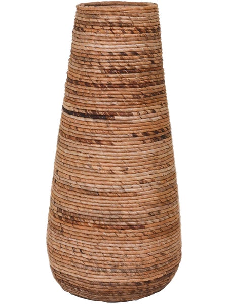 Hohe konische Vase aus braunen geflochtenen Naturfasern mit Spiralstruktur.