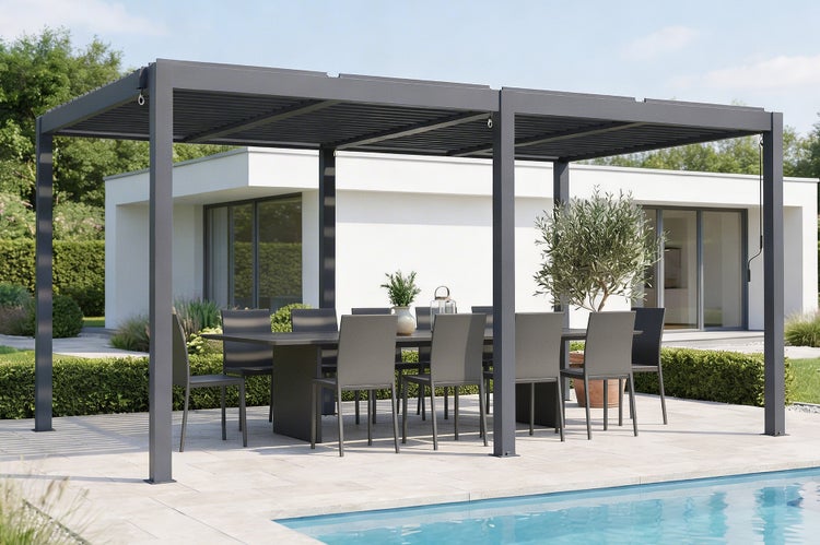 Moderne dunkelgraue Pergola auf einer Terrasse mit passender Sitzgruppe aus Tisch und Stühlen an einem Swimmingpool vor einem modernen Wohnhaus.