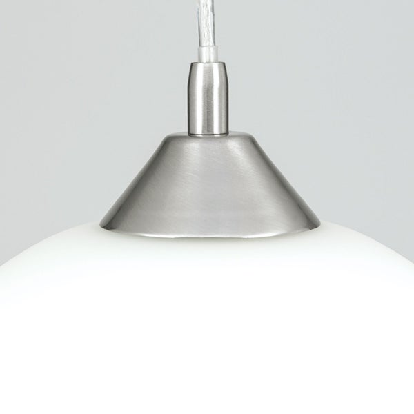 Moderne Pendelleuchte mit halbkugelförmigem Glasschirm und gebürsteter Metallaufhängung.