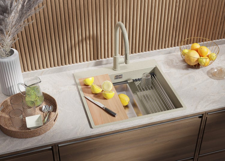 Küchenspüle mit Abtropfgestell, Armatur und Schneidebrett in einer hellen, modernen Küche.
