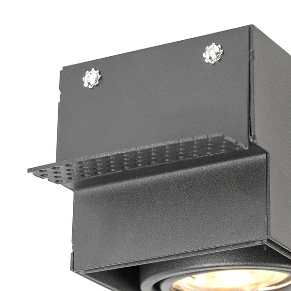 Quadratischer Wandstrahler aus Metall mit gelochtem Streifen und sichtbaren Schrauben.