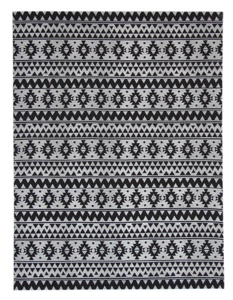 Teppich mit schwarz-weißem geometrischem Muster im Ethno-Stil mit Dreiecken und Rauten.