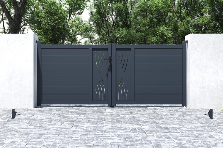Modernes Gartentor aus Aluminium mit floralem Design zwischen zwei Mauern