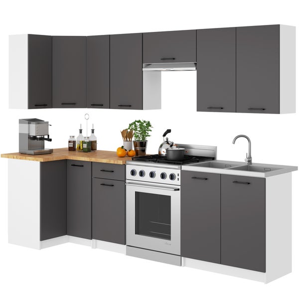 Komplette Küche mit Ober- und Unterschränken, Spüle, Herd und Dunstabzugshaube.