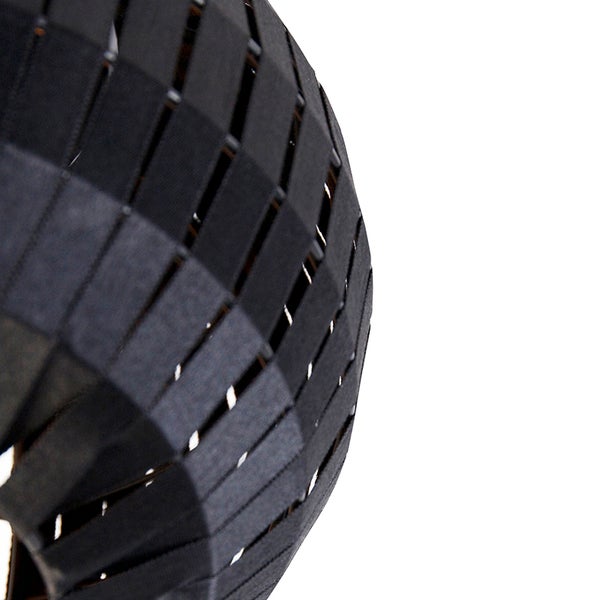 Detailaufnahme einer schwarzen Hängelampe mit geflochtenem Lampenschirm