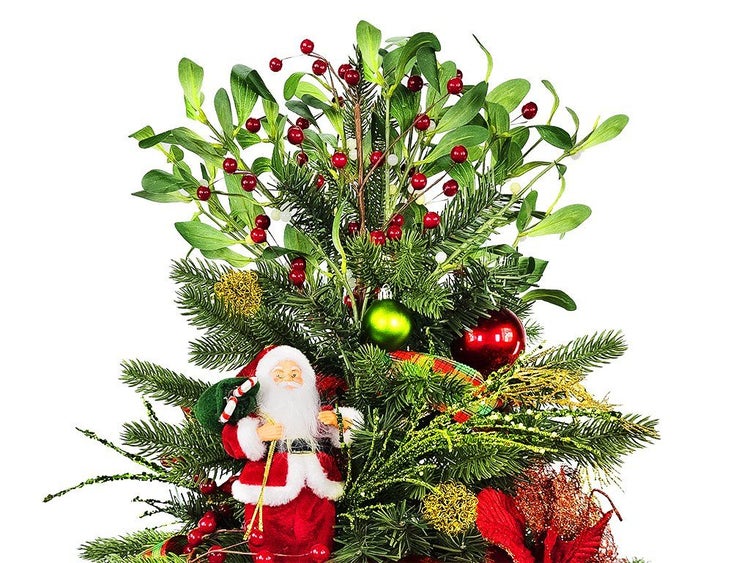 Weihnachtlicher Tischschmuck mit Mistelzweigen, Tannengrün, Weihnachtskugeln und einer Weihnachtsmannfigur als festliche Dekoration.