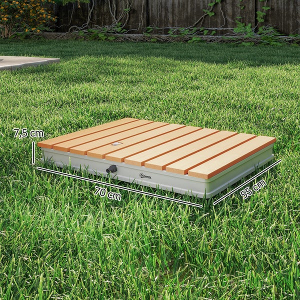 Outsunny Bodenelement für die Gartendusche aus Kunststoff in Holzoptik, Maße 70 Zentimeter mal 55 Zentimeter mal 7,5 Zentimeter, auf einer Rasenfläche.