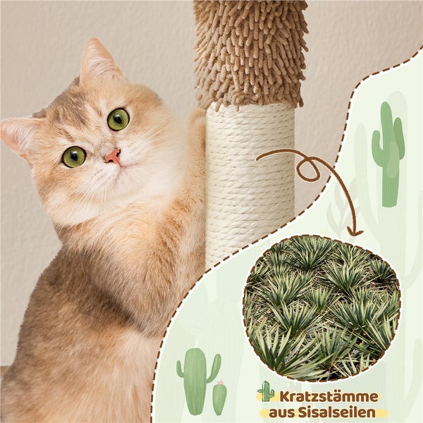 Katze an einem Kratzbaum mit Sisalstämmen