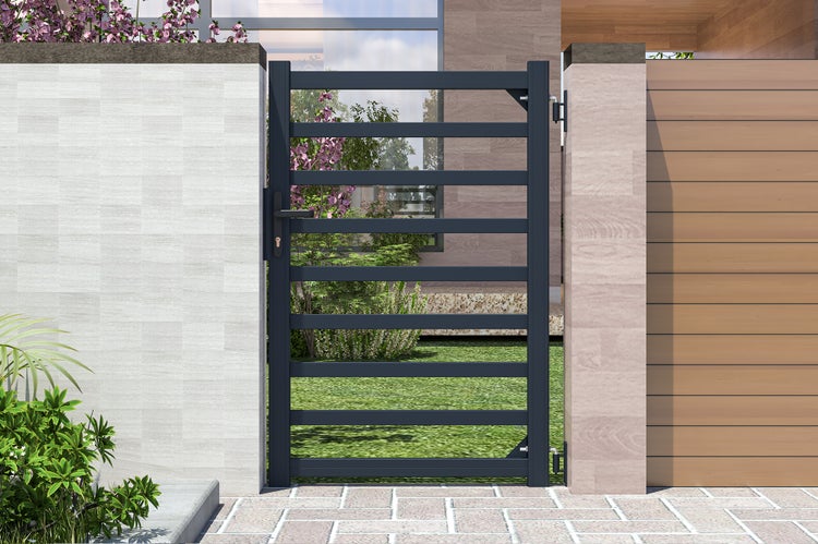 Modernes Gartentor aus Metall in Anthrazit mit horizontalen Querstreben, montiert zwischen einer hellen Mauer und einem Pfeiler.