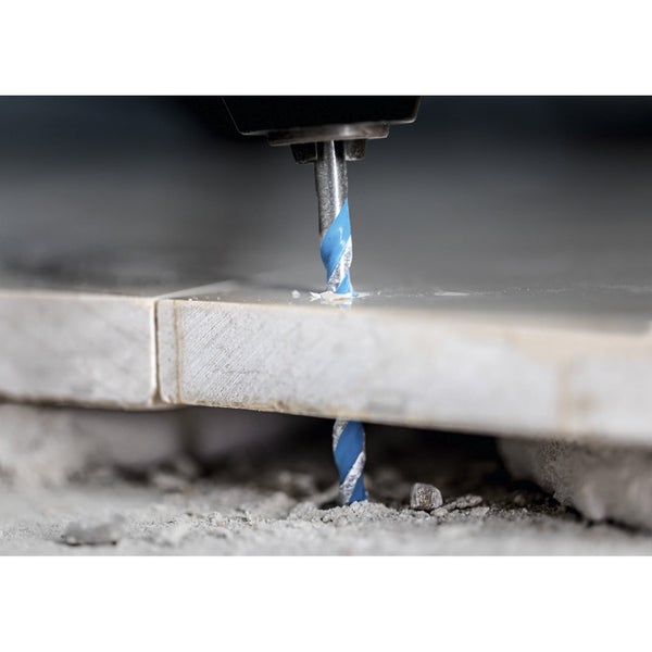 Bohrer bohrt Loch in Fliese