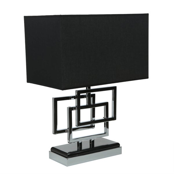 Tischleuchte mit rechteckigem, schwarzem Lampenschirm und verchromtem Metallfuß