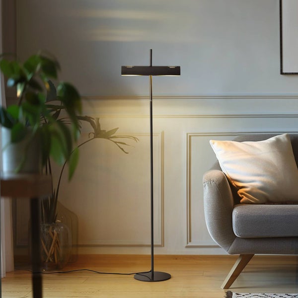 Stehleuchte im Wohnzimmer mit Sofa und Pflanze