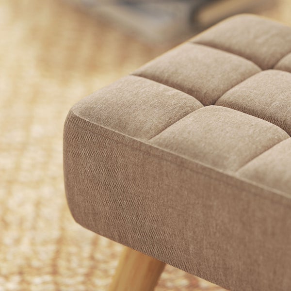 Gepolsterter Hocker mit Stoffbezug und Holzbeinen