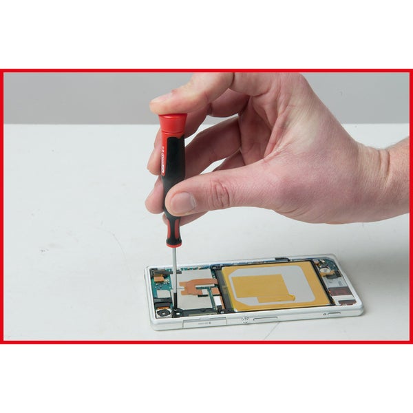 Hand repariert ein Smartphone mit einem Schraubendreher