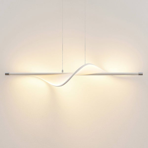 Moderne LED-Pendelleuchte in Wellenform, horizontaler Stab mit geschwungenem Leuchtelement.
