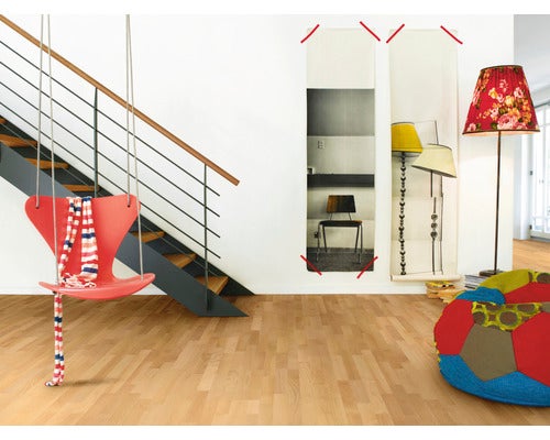 Wohnraum mit Treppe, Schaukel, Wanddekoration, Stehleuchte und Sitzsack auf einem Holzboden.